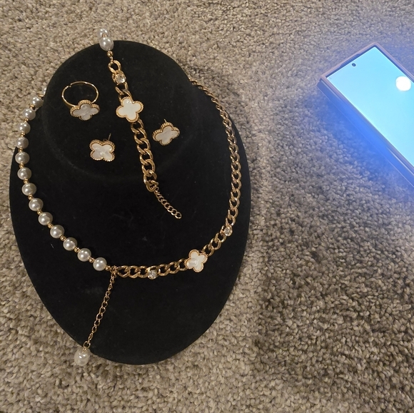 Stainless Steel- Gold and Pearl Jewelry Set with Clover Design - Picture 5 of 11